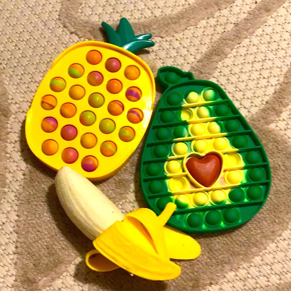 A fruit bundle with stretchy banana 🍌 and popits!